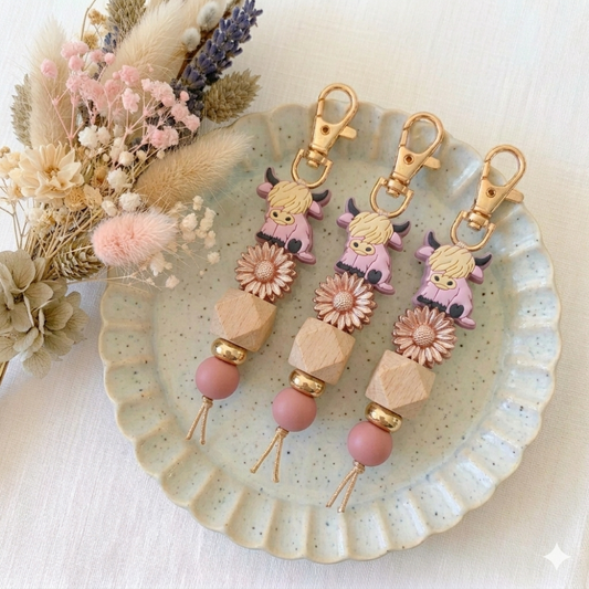 Golden Hour Highland Cow Keychain – Pink & Rose Gold Sunflower