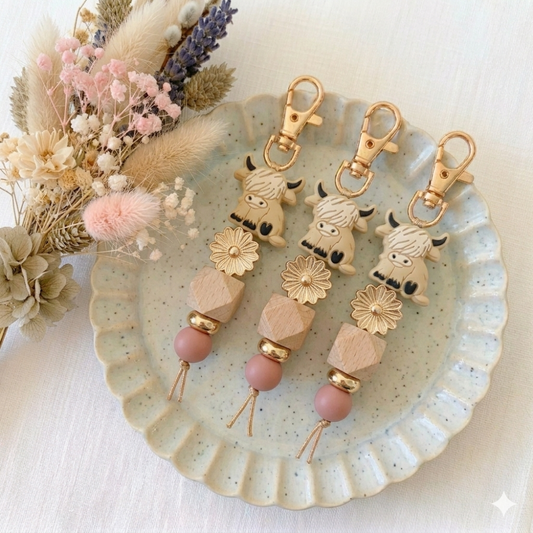 Boho Desert Highland Cow Keychain – Sand & Earthy Tones